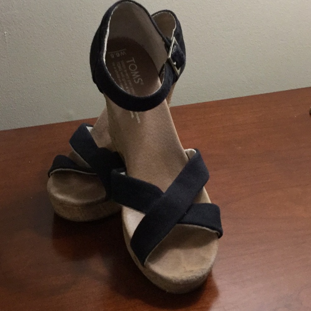 Cute black platform shoes. EUC